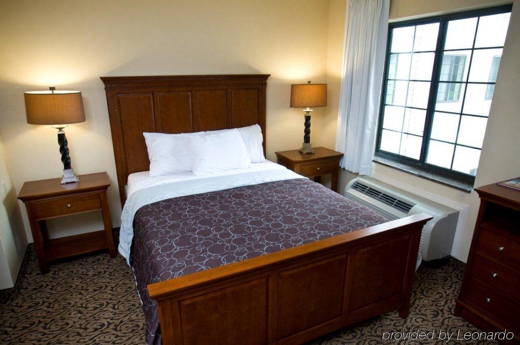 Hotel Hawthorn By Wyndham Buffalo Airport 3*