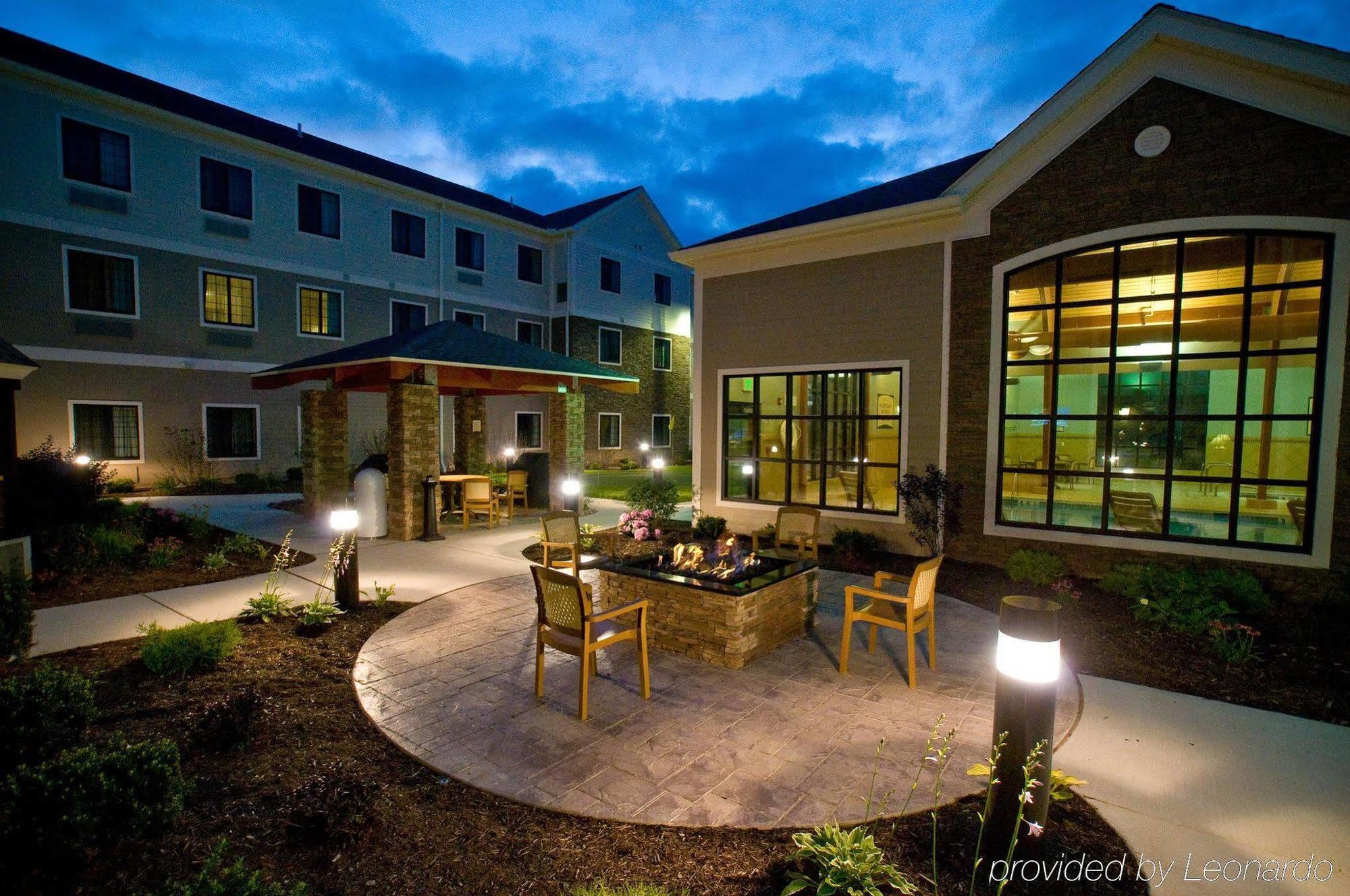 Hawthorn By Wyndham Buffalo Airport Hotel 3*